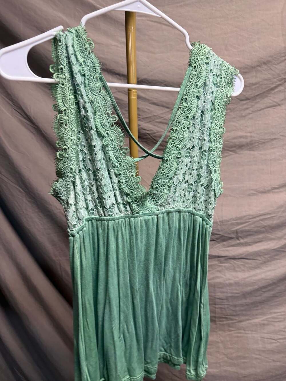 POL Women's Green Sleeveless Lace V-Neck Babydoll Top